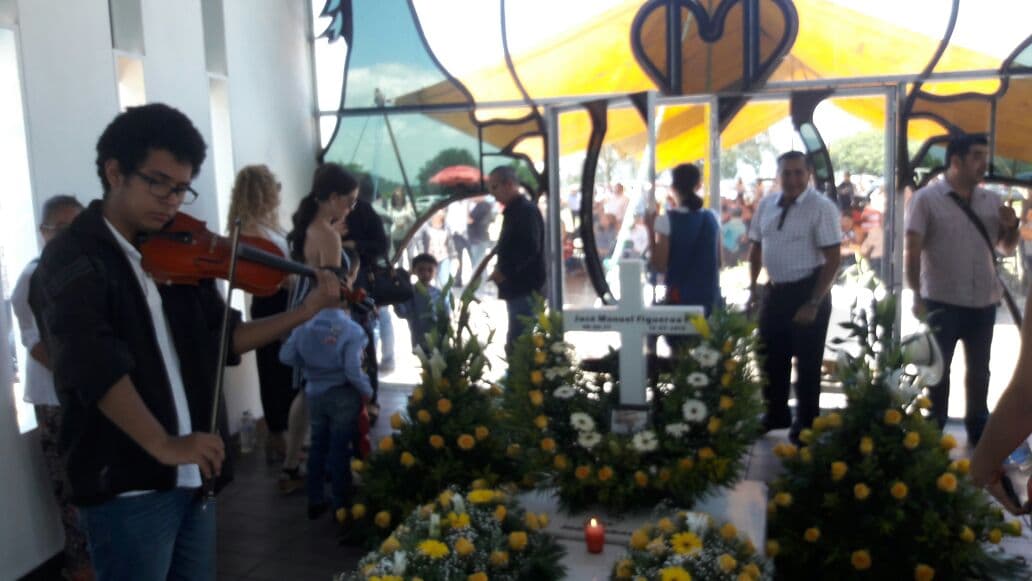 Un joven músico, interpretó con su violín varios temas en honor al llamado 'Rey del jaripeo'.