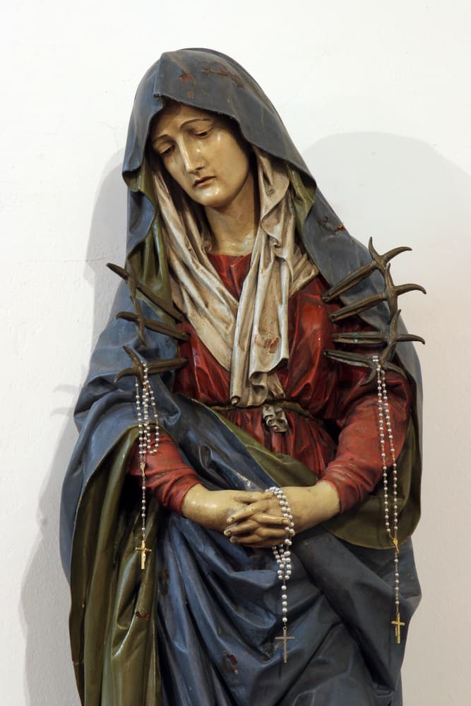 La imagen de la Virgen Dolorosa nos enseña a tener fortaleza ante los sufrimientos que nos manda la vida. Podemos encontrar en Ella una compañía, un apoyo y una fuerza para dar sentido a nuestro propio dolor o problemas, sea cuales sean, y apoyarnos con ella en oración.