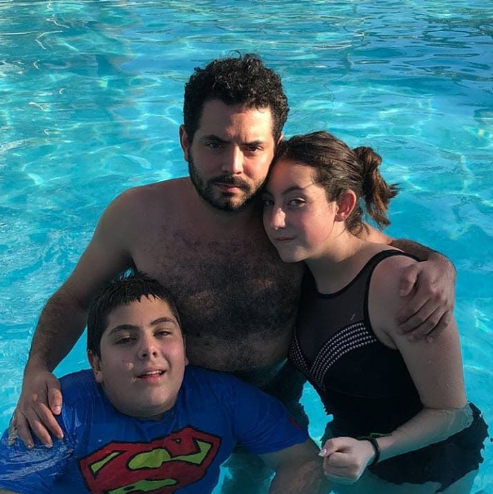 Sus hermanos, 
<b><a href="https://www.univision.com/famosos/los-mellizos-de-victoria-ruffo-tienen-15-anos-y-ya-estan-mas-altos-que-su-famosa-mama-fotos" target="_blank">los mellizos Anuar y Vicky</a></b>, sí se sometieron al test y el resultado fue negativo.
<br>