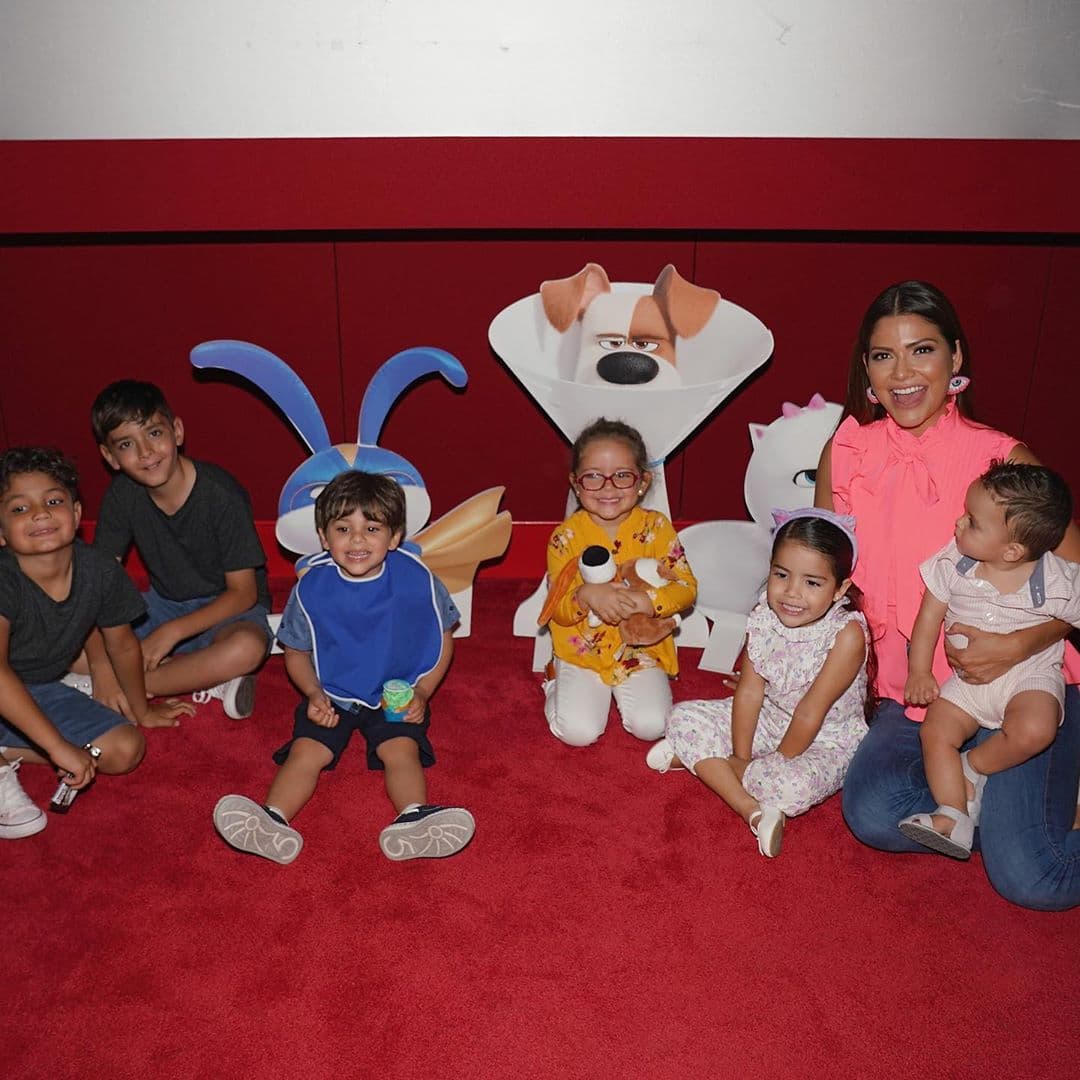 “Nada más divertido que ir al cine en familia y compartir con amigos. Ayer se llenó la sala viendo ‘The Secret Life Of Pets 2’. Está súper divertida, en cartelera este 7 de junio”, escribió Ana junto a una galería de fotos que publicó en redes sociales.
<br>