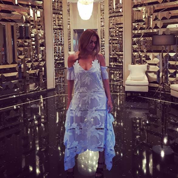 Con este increíble vestido Galilea luce divina.