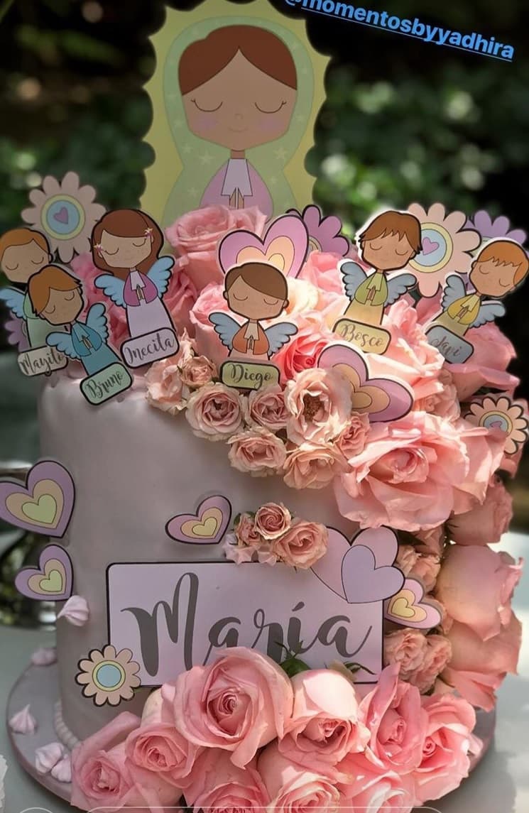 En el pastel pusieron a María como una pequeña virgen rodeada de sus seis hermanitos que la esperan con mucha emoción.