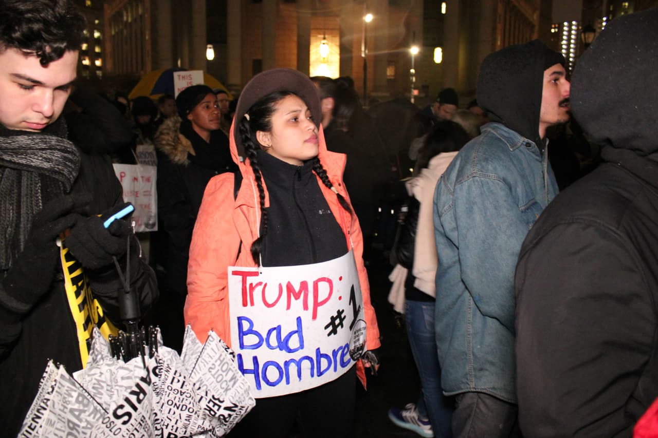 "El pueblo unido jamás será vencido" era una de las consignas que se escuchó en inglés pero también en español durante la noche.