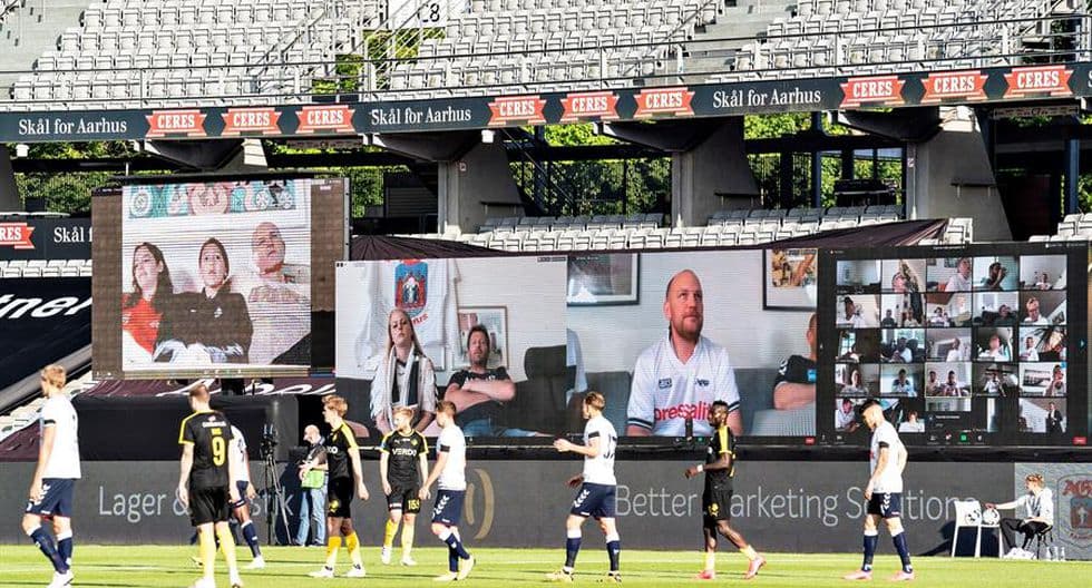 <b>Aarahus innovó con la tecnologia</b>
<br>- Además de la tribuna virtual, se habilitó un autocine con pantalla gigante y los hinchas pudieron decorar el estadio con figuras de cartón con su foto, bufandas y banderas.
<br>- También se escuchaba el sonido enlatado con cánticos de los hinchas que siguieron el partido por Zoom durante los 90 minutos.
