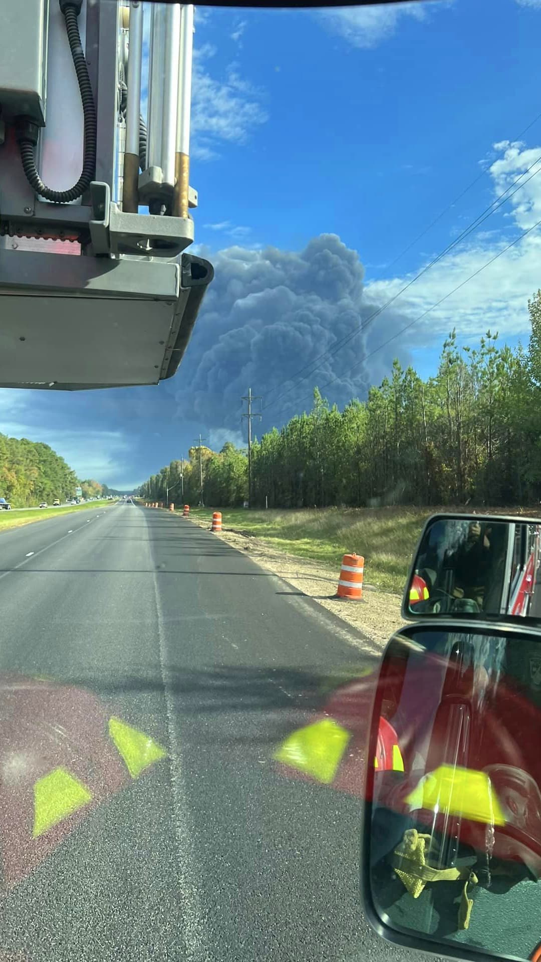 La estela de humo tardó horas en esparcirse y no se especificó qué químicos se liberaron a consecuencia de esta explosión e incendio.
