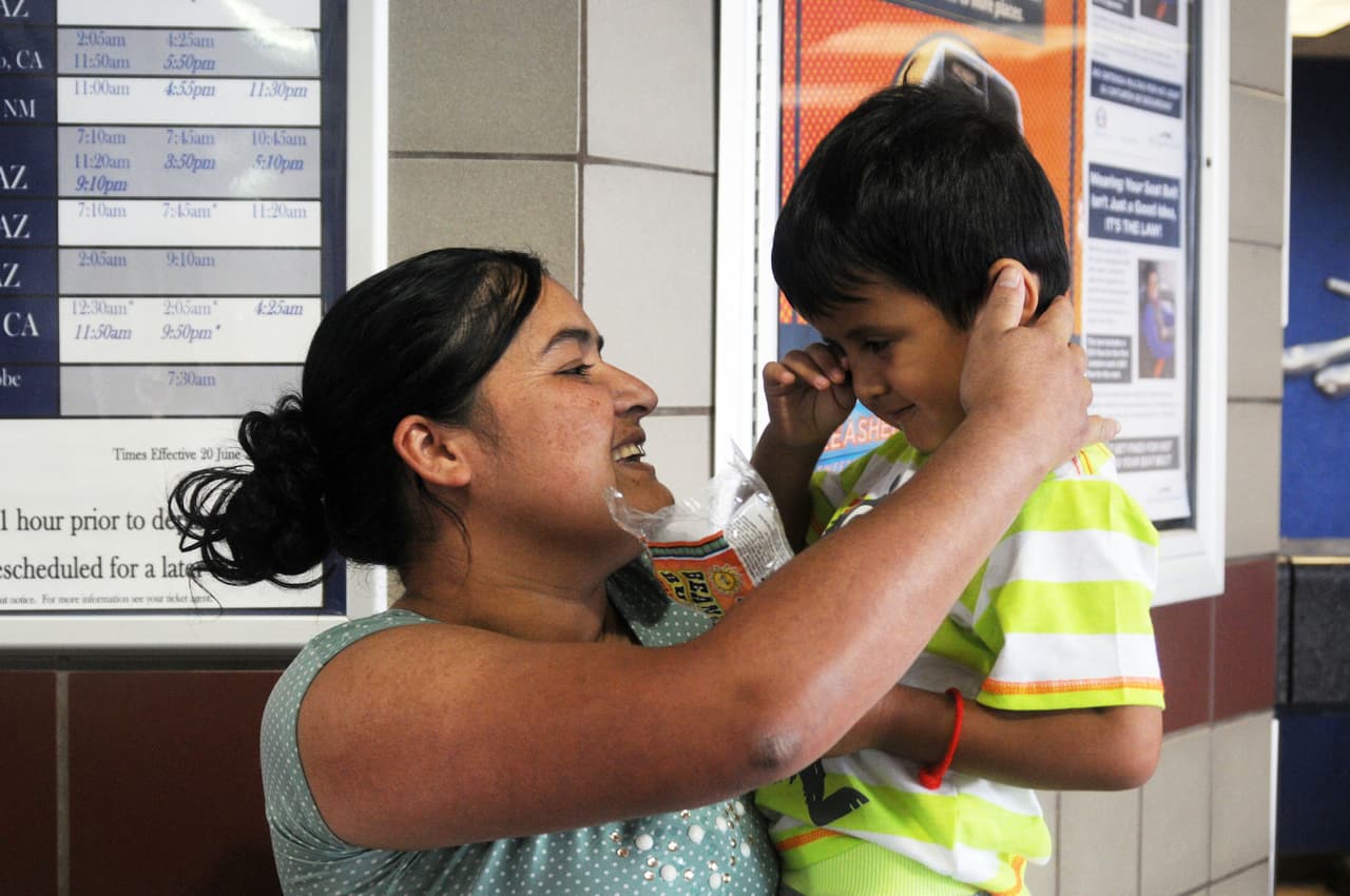 La guatemalteca Mircy Alba López posa junto a su hijo Eder Galicia, de 3 años, tras ser reagrupados.
