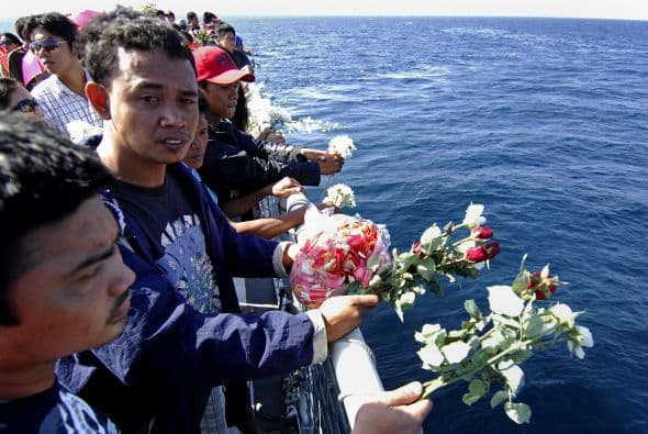 Por lo menos 30 inmigrantes murieron, niños entre ellos, luego del naufragio de una embarcación que se encontraba cerca de la Isla de Navidad. La nave se partió en dos tras ser empujada con fuerza por las olas. Muchos habitantes de la isla observaron atónitos el trágico suceso.