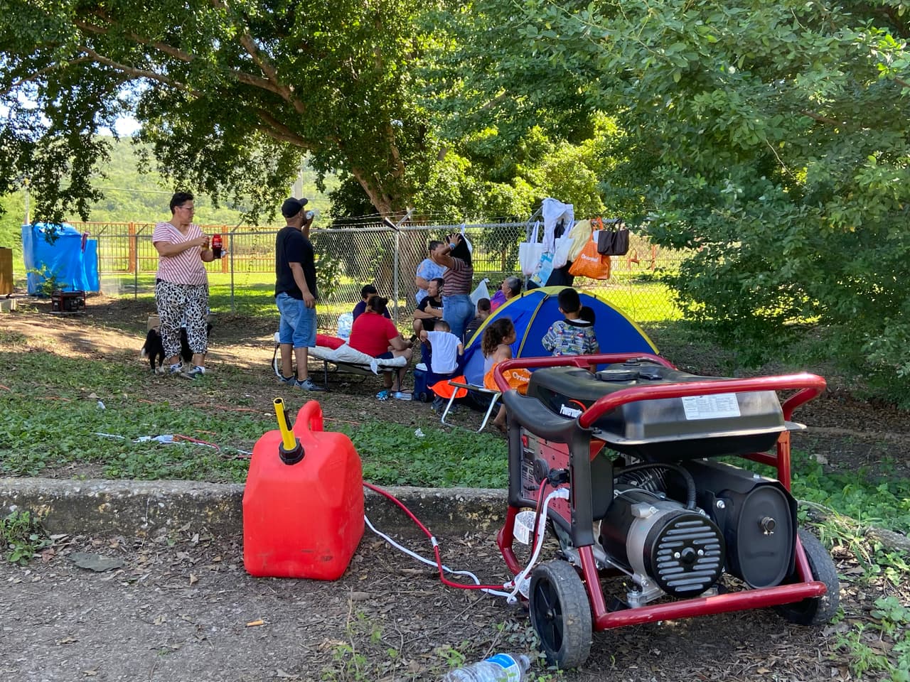 Refugiados en las afueras del Coliseo Mariano “Tito” Rodríguez en Guánica