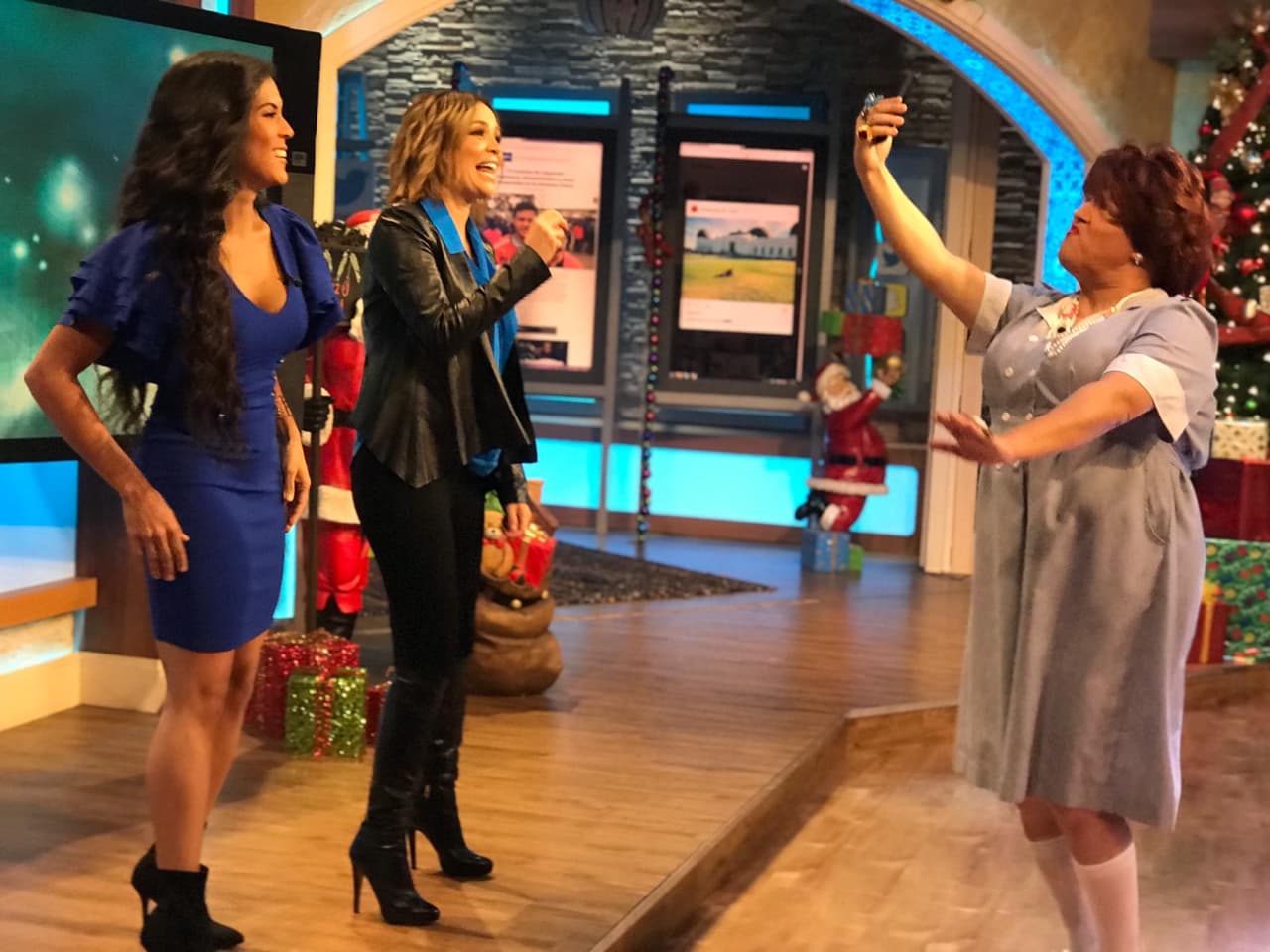 Y al ritmo de 'Queriendo y no', tema del 'Tributo a Juan Gabriel', Cristian Castro puso a bailar a todos en el foro.