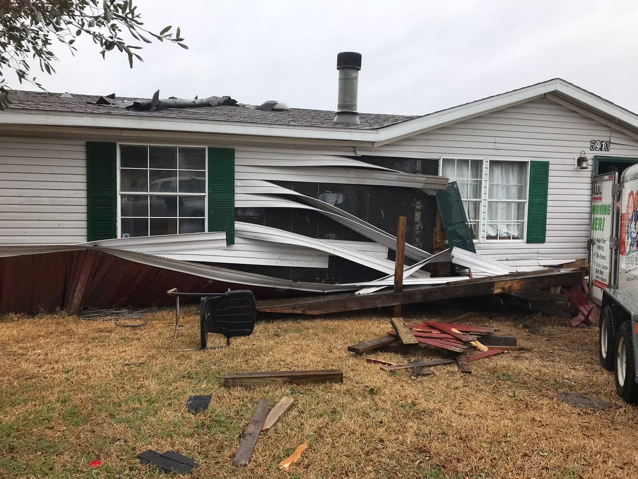 Vecinos en Joshua se levantaron con la amenaza de fuertes vientos.