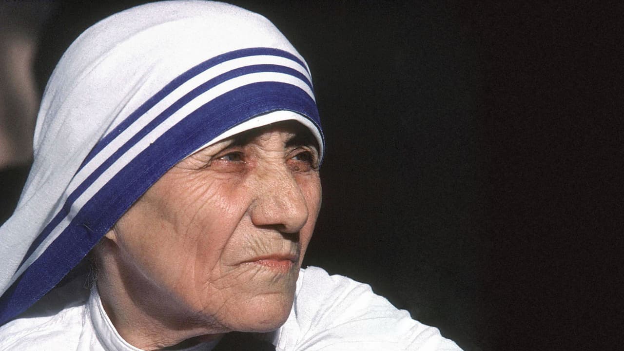 La madre Teresa de Calcuta, en el tradicional sari blanco con bordes azules de la congregación que ella misma fundó, la de las Misioneras de la Caridad.