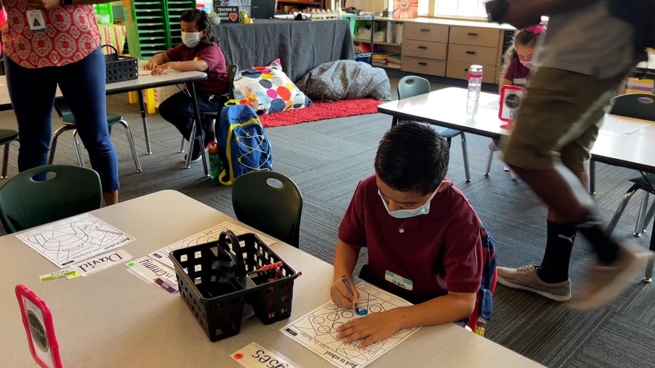 Regreso a clases: los CDC suavizarán las medidas contra el covid-19 en las escuelas