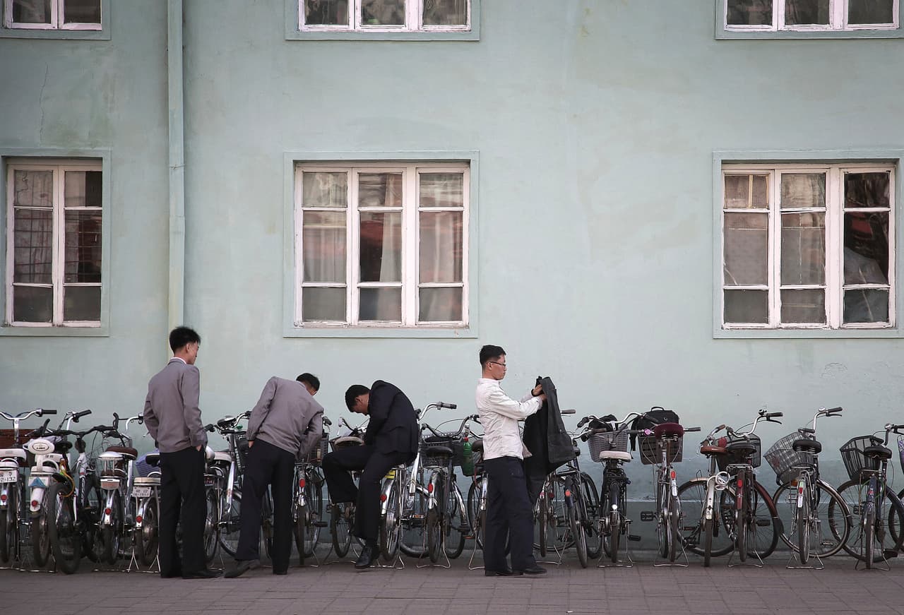 Estudiantes universitarios estacionan sus bicicletas cerca de la plaza Kim Il Sung, en el centro de la capital norcoreana. 12 de abril de 2017.