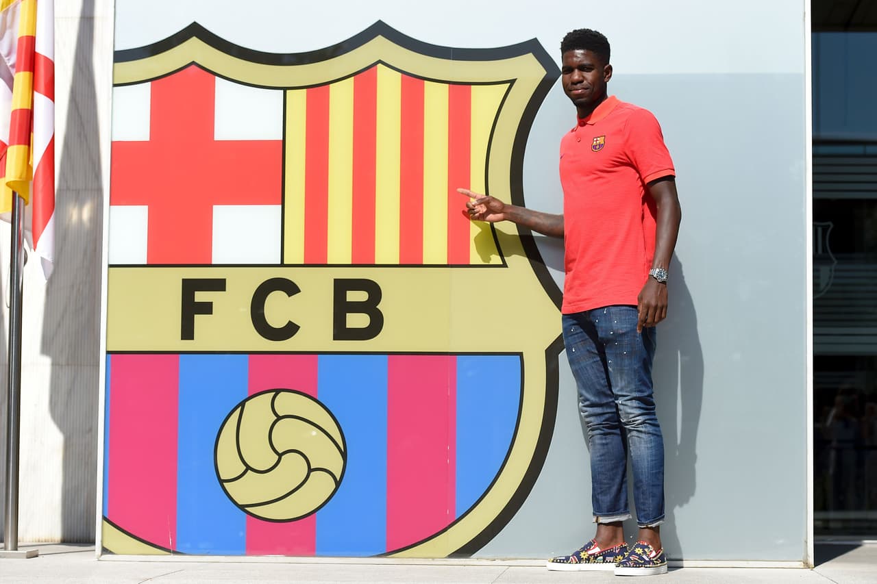 El Barça da la bienvenida a Umtiti, que ya ha posado ante el escudo