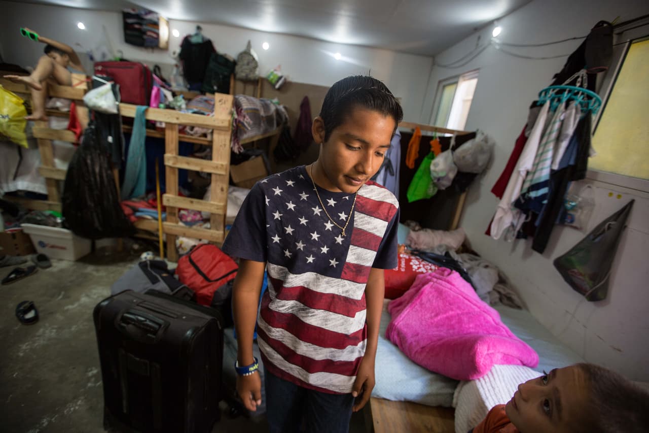 Jeremías Rivera Mejía, el hijo de 15 años de Cristina, sale de su habitación en el albergue Ágape para comenzar a despedirse de sus amigos. Como un gesto simbólico para él, ese miércoles se puso su camiseta con la bandera de Estados Unidos: 
<b>él no quería volver, quería que la familia se quedara en Tijuana a esperar que completaran su proceso migratorio</b>; tenía la esperanza de vivir en EEUU. “No quiero regresar a Guatemala, quería que siguiéramos adelante con mi mamá, pero pienso que si ya tomó la decisión de que nos fuéramos es porque está bien”, dice.