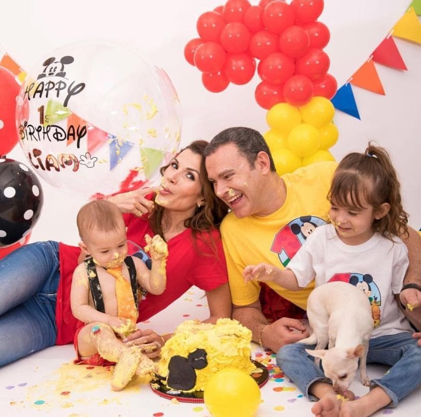 Al ser parte de la linda familia no puede faltar en los momentos más divertidos, por ejemplo, la sesión de fotos del primer año de Liam, donde jugaron y comieron pastel de una forma muy original.