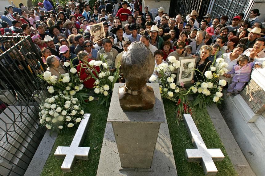 Y ni qué decir de sus aniversarios luctuosos o la fecha de su nacimiento, pues decenas de personas acuden hasta su tumba para cantarle y recordarlo con cariño.