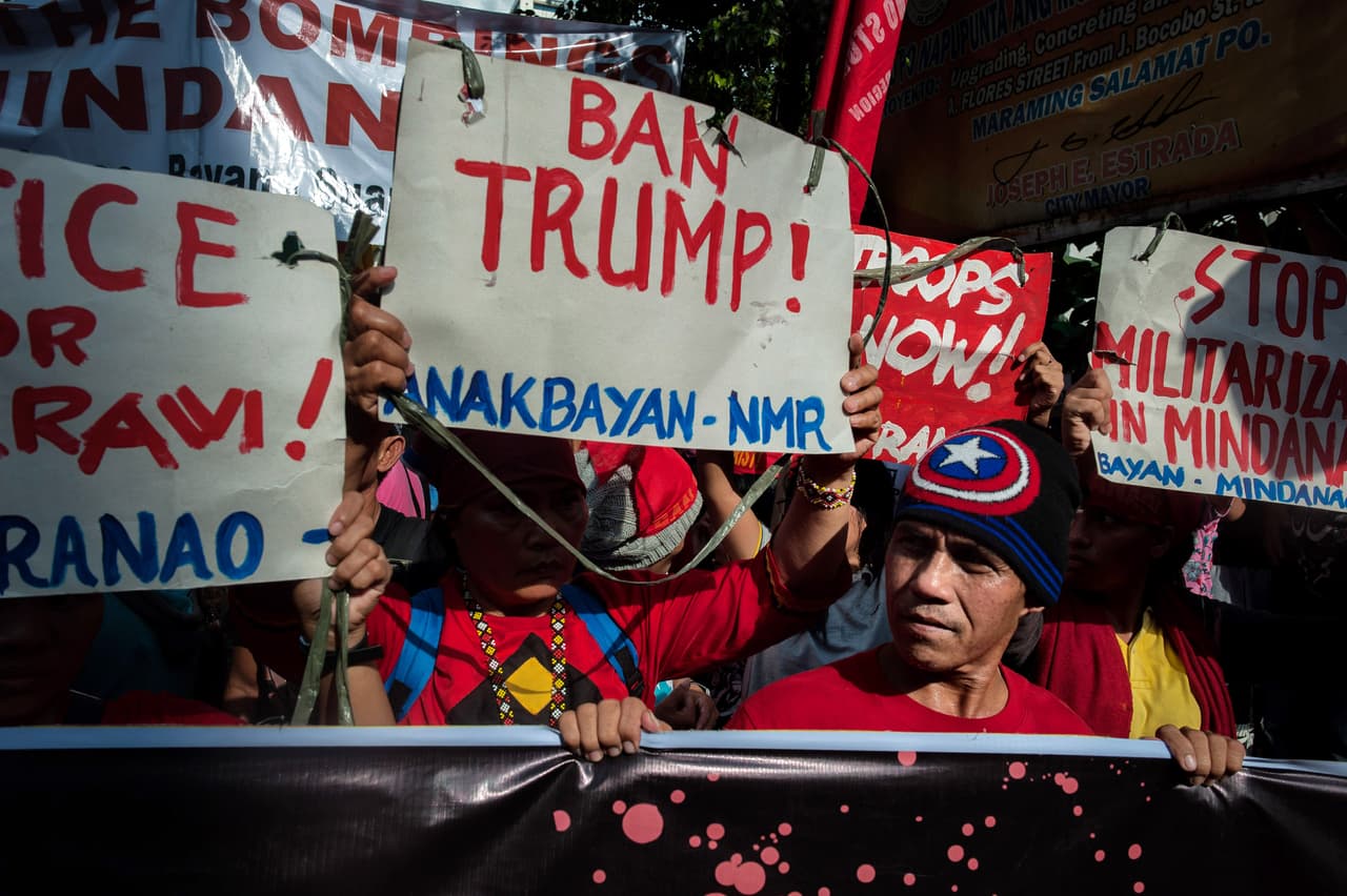 Los protestantes, que se congregaron en la embajada de Estados Unidos, temen que Donald Trump tenga intención de establecer más bases militares en este país y que, en tanto, Filipinas se convierta en una ficha estratégica en su conflicto con Corea del Norte.
<br>