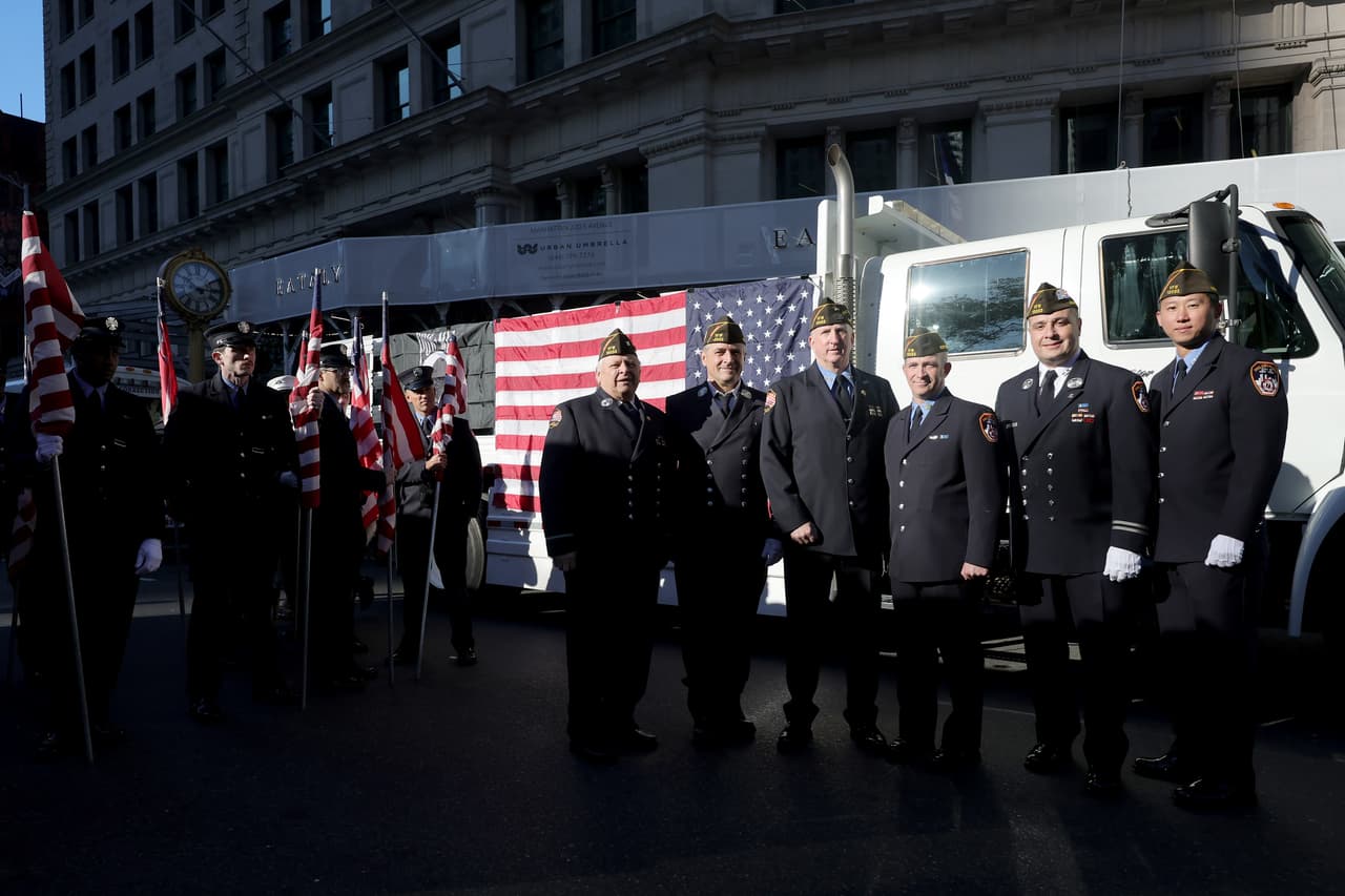Miembros del Departamento de Bomberos de Nueva York también estuvieron en la ceremonia.