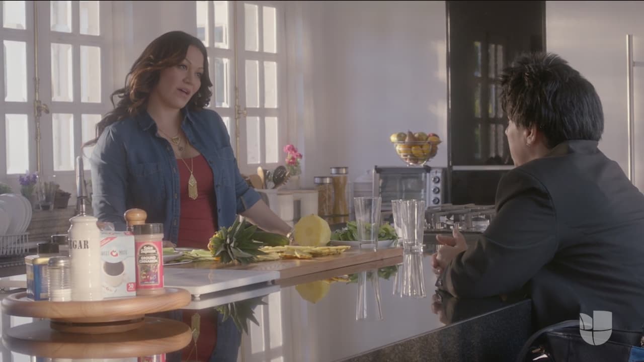 Jenni le confesó a Elena que en el fondo de su corazón extraña tener a Chiquis cerca.