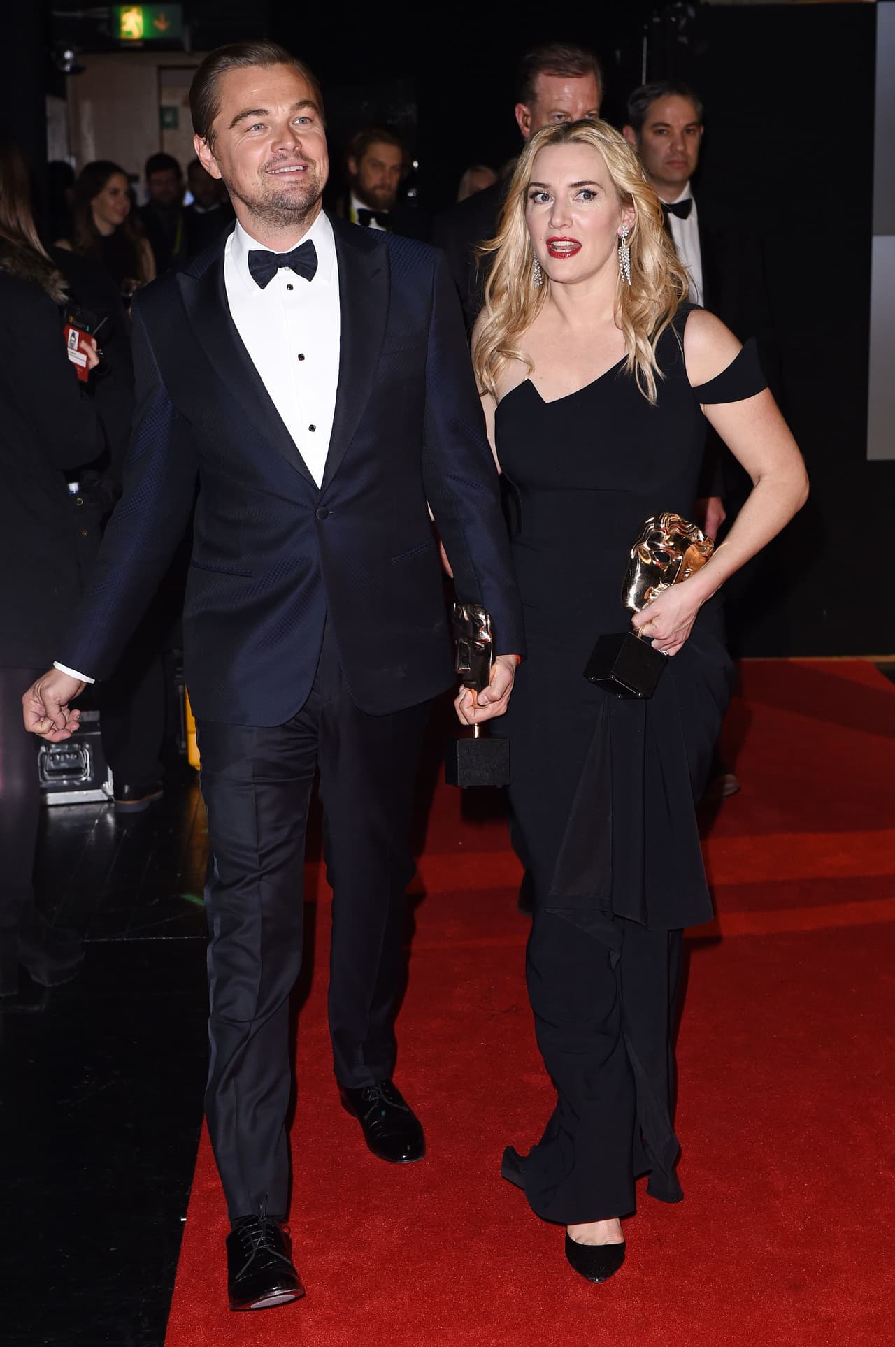 Veinte años después, Leo DiCaprio de la mano de su amiga Kate Winslet salieron triunfantes de los Premios BAFTA.