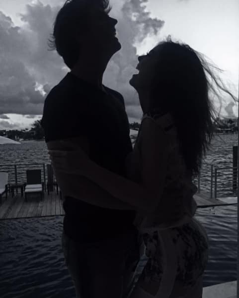 Con estas bellas palabras nadie puede negar que la pareja es un derroche miel y desbordan felicidad hasta por los poros.