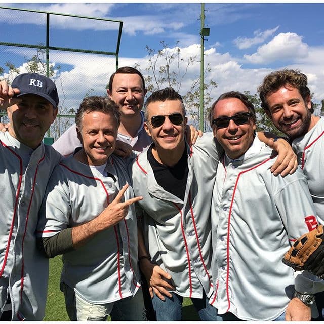 Un partido de béisbol es una excelente opción. ¿A quién le vas?