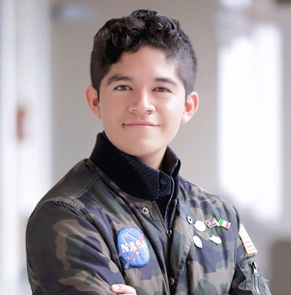 Desde kínder Jonathan Cristhan Sánchez Pérez sabía los nombres de los planetas del sistema solar, perteneció al equipo de robótica en la escuela secundaria y en la preparatoria diseño un gel a base de nopal.