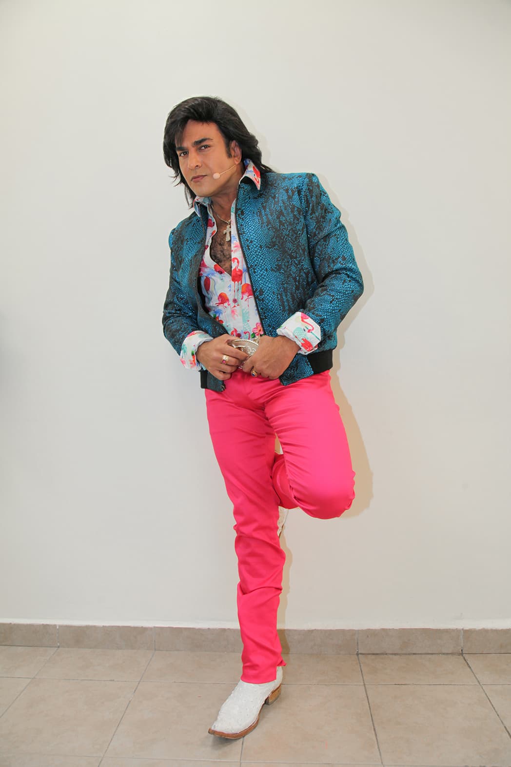 El outfit quedó completo con la enorme hebilla y las botas blancas.