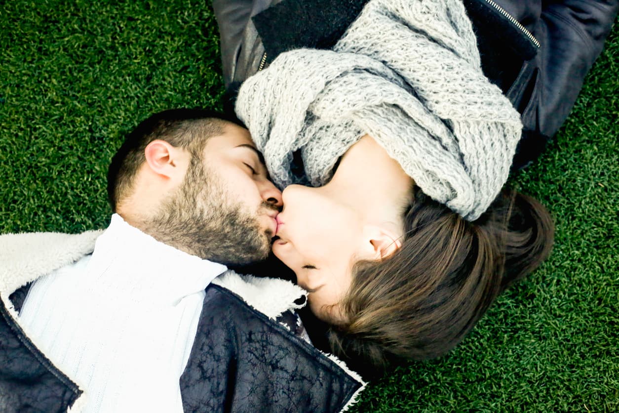 5. Jamonear (Venezuela)
<br>Los venezolanos solían hablar de “jamonear” para besarse con alguien. ¿De qué hablan?