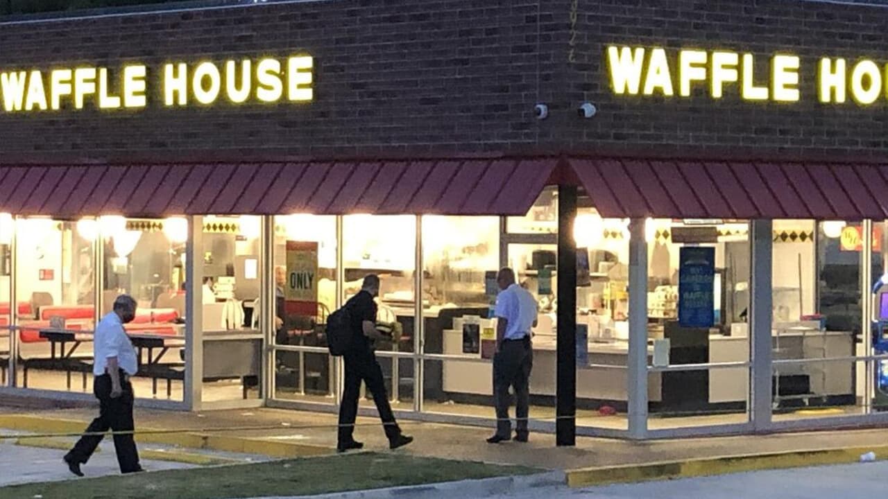 Tiroteo en el estacionamiento de Waffle House ubicado en Flat Shoals Parkway, en Decatur, dejó tres personas heridas.
