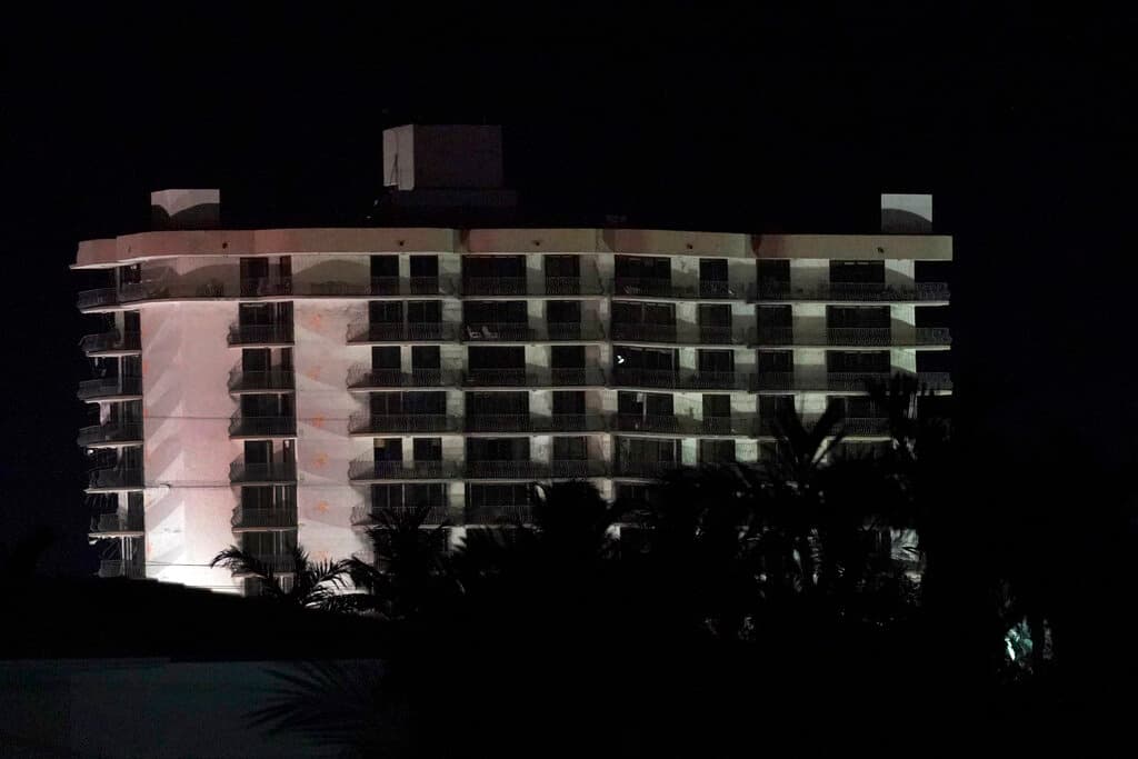 La noche del domingo, las cargas explosivas fueron preparadas para ser detonadas en el resto de del edificio de condominios Champlain Towers South. 
<b>El trabajo para demoler los restos suspendió momentáneamente la misión de búsqueda y rescate.</b>