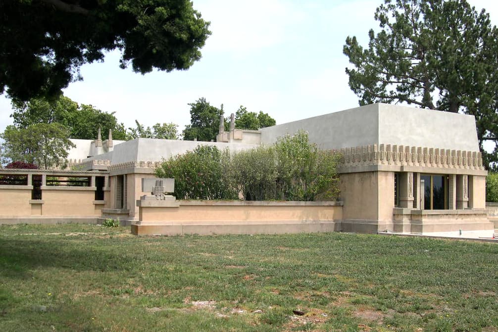 La Hollyhock House (1922), ubicada en East Hollywood en Los Ángeles, fue originalmente diseñada por Frank Lloyd Wright como residencia para la heredera del petróleo Aline Barnsdall.