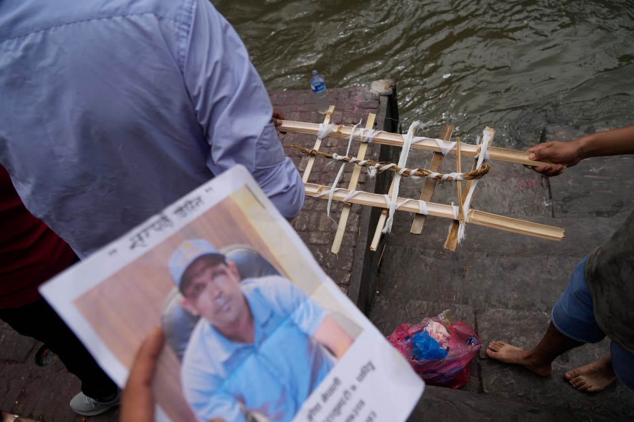Familiares transportan una efigie de Ganesh Nepali, de 42 años —desaparecido tras las repentinas inundaciones—, durante un funeral simbólico a orillas del río Bagmati en Katmandú, Nepal, el jueves 3 de septiembre de 2026.