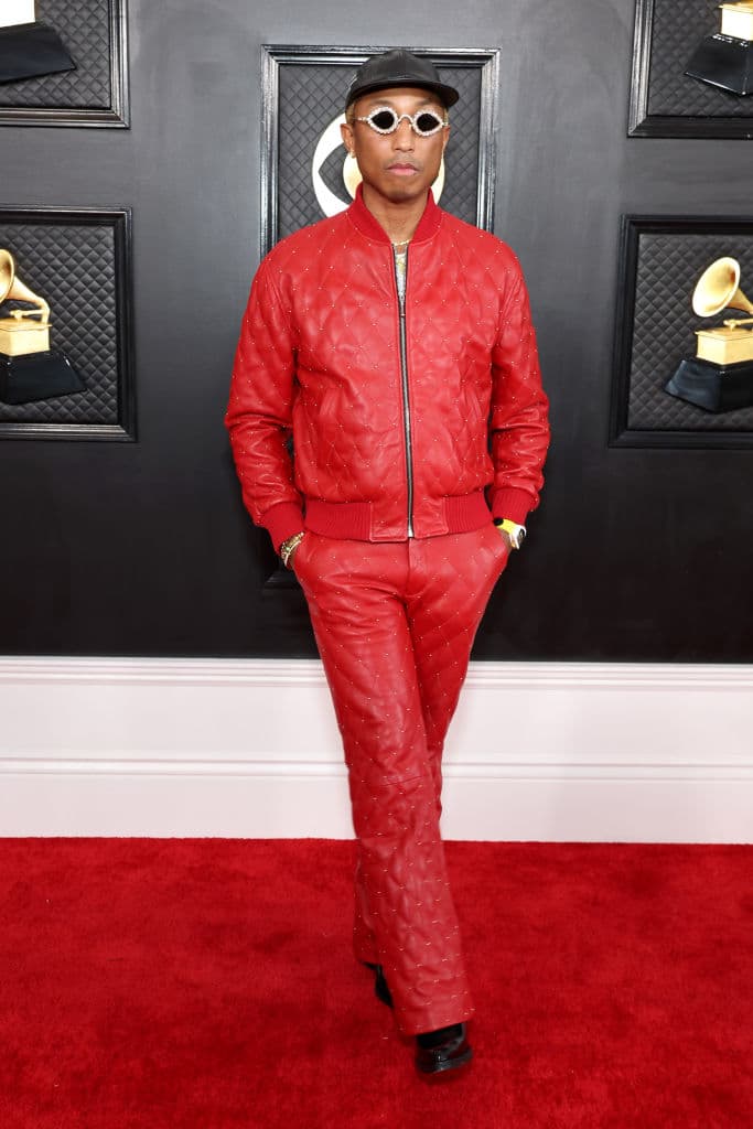 <h2 class="cms-H2-H2">Pharrell Williams</h2>
<br>El intérprete de 'Happy' optó por un outfit muy desenfadado para los GRAMMY 2023: traje rojo, gorra gris y lentes oscuros con montura de joyería.