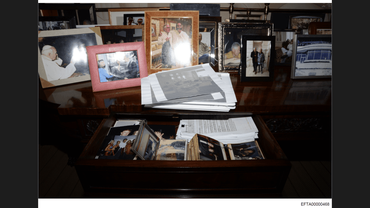 Una captura de pantalla de un archivo publicado por el Departamento de Justicia este viernes, que luego dejó de estar disponible en su página web sin previo aviso o razón.