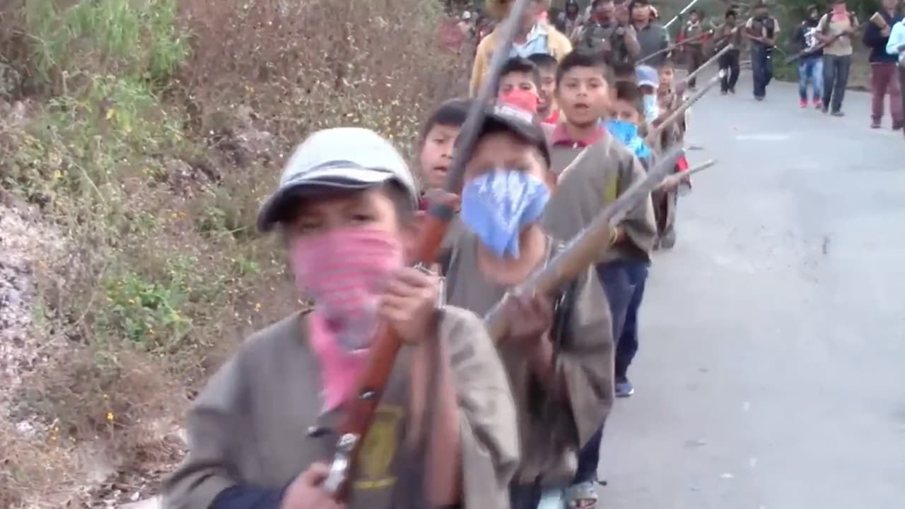 Las autoridades explicaron que el adiestramiento de los niños tiene tres fases. En la primera se les adiestra con una imitación de las armas fabricadas con madera y en el caso de los niños más pequeños, su "arma" llega a ser de su misma altura. La segunda es el patrullaje por las calles del pueblo y la tercera es convertirse en policía comunitario.