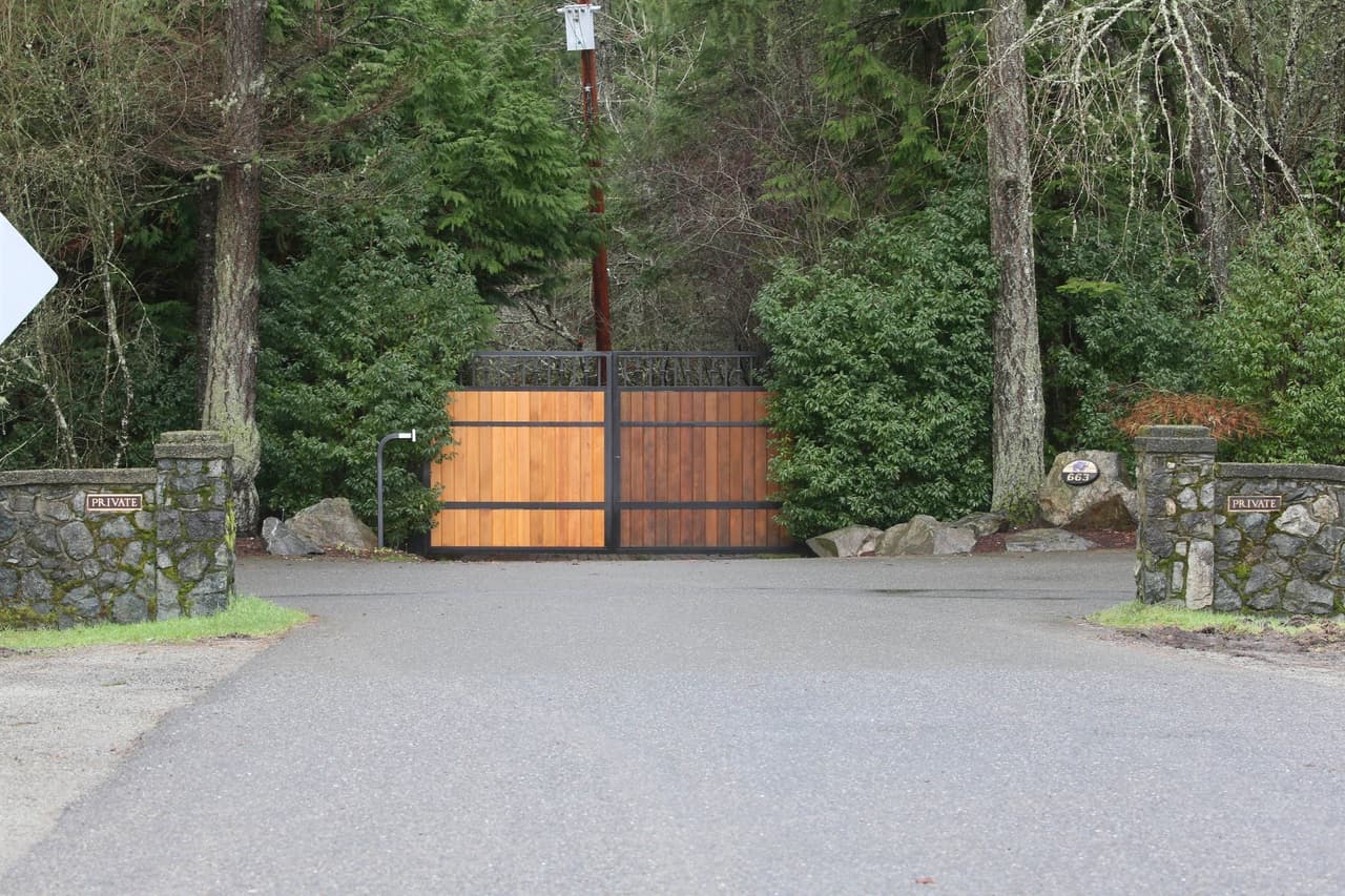 De acuerdo con el Daily Mail, la propiedad que la pareja habitó en esa localidad tiene un valor de 
<b><a href="https://www.univision.com/famosos/meghan-markle-retoma-el-control-de-su-vida-y-le-sonrie-a-los-paparazzi-en-canada-fotos" target="_blank">14.2 millones de dólares. </a></b>
<br>