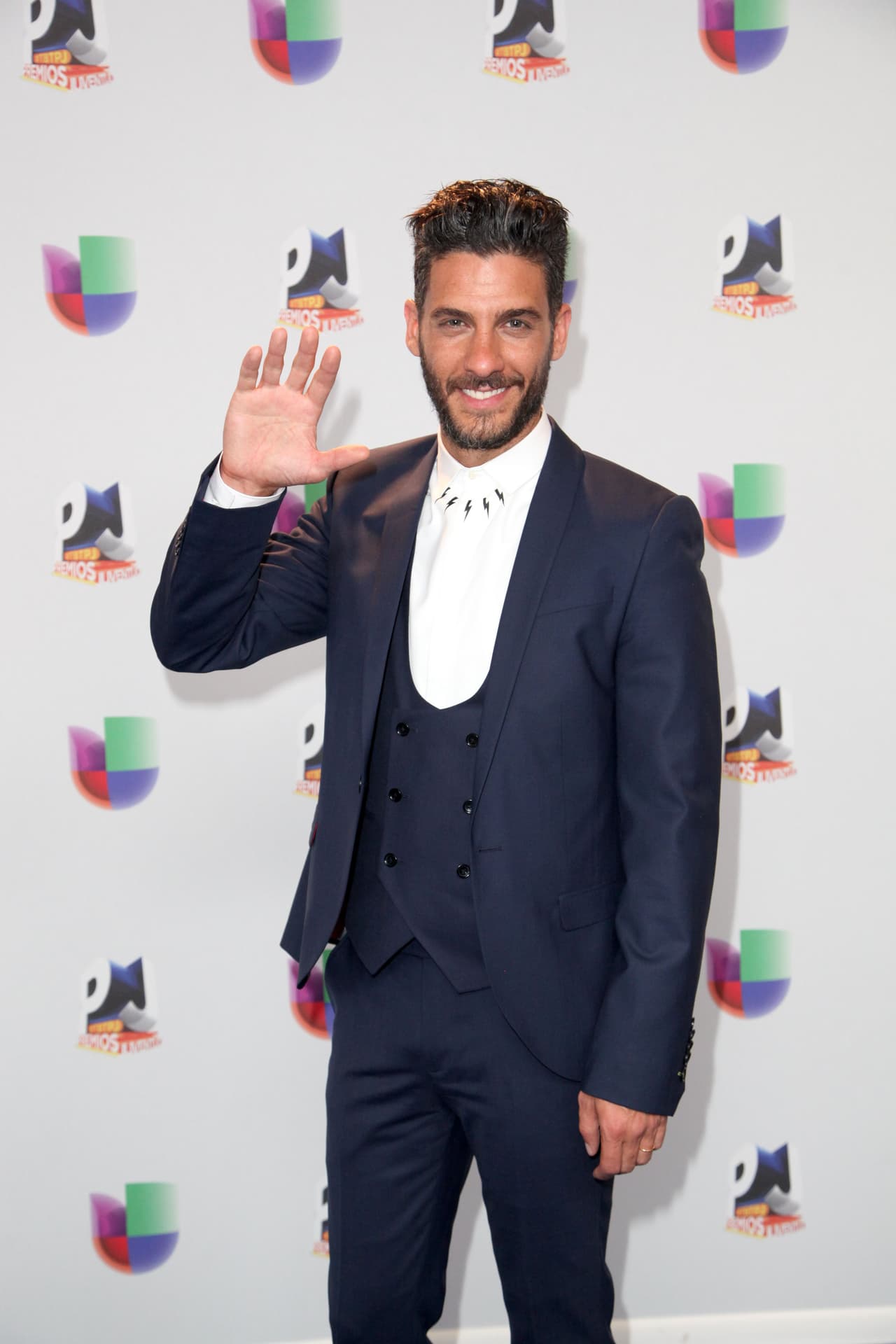 Se confirmó que después del éxito de 
<i>El hotel de los secretos</i>, 
<b><a href="http://www.univision.com/temas/erick-elias">Erick Elías</a></b> regresa a las novelas, pero ahora para hacer esta historia con toques de comedia.