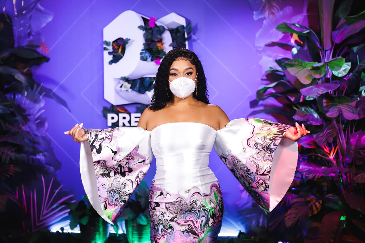 La actriz y comediante acompañó su vestido con un cubrebocas blanco, con el que dejó claro que la diversión y la responsabilidad no están peleados.