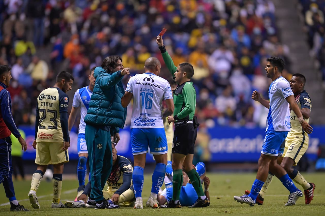 En un partido lleno de emociones, América fue de lo sublime con un gol en el minuto 1 a lo ridículo con dos expulsiones en 4 minutos, pero Puebla perdonó, no supo abrir el cerrojo y todo terminó en empate para repartir puntos en el inicio del torneo.