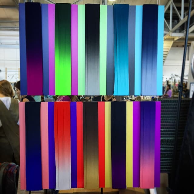 Debido a que están teñidas a mano, a veces quedan con imperfecciones. En ese caso, las vende a un precio mucho más rebajado.