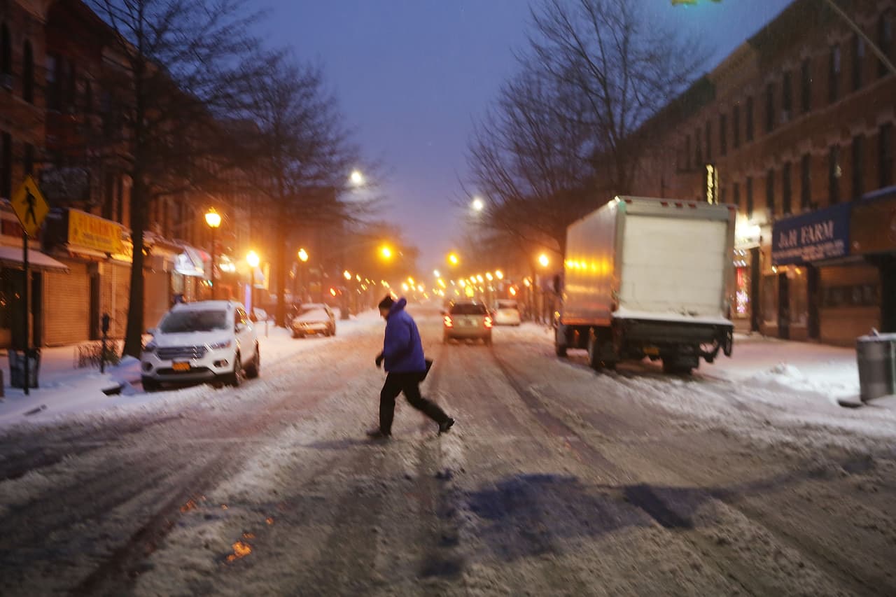 El Servicio Nacional de Meteorología ajustó este martes el pronóstico de la cantidad de nieve que se espera para el área de Nueva York y canceló el aviso de ventisca. Pero el aviso de frío se mantiene en la región hasta las 8:00 pm así como las exhortaciones de cautela.