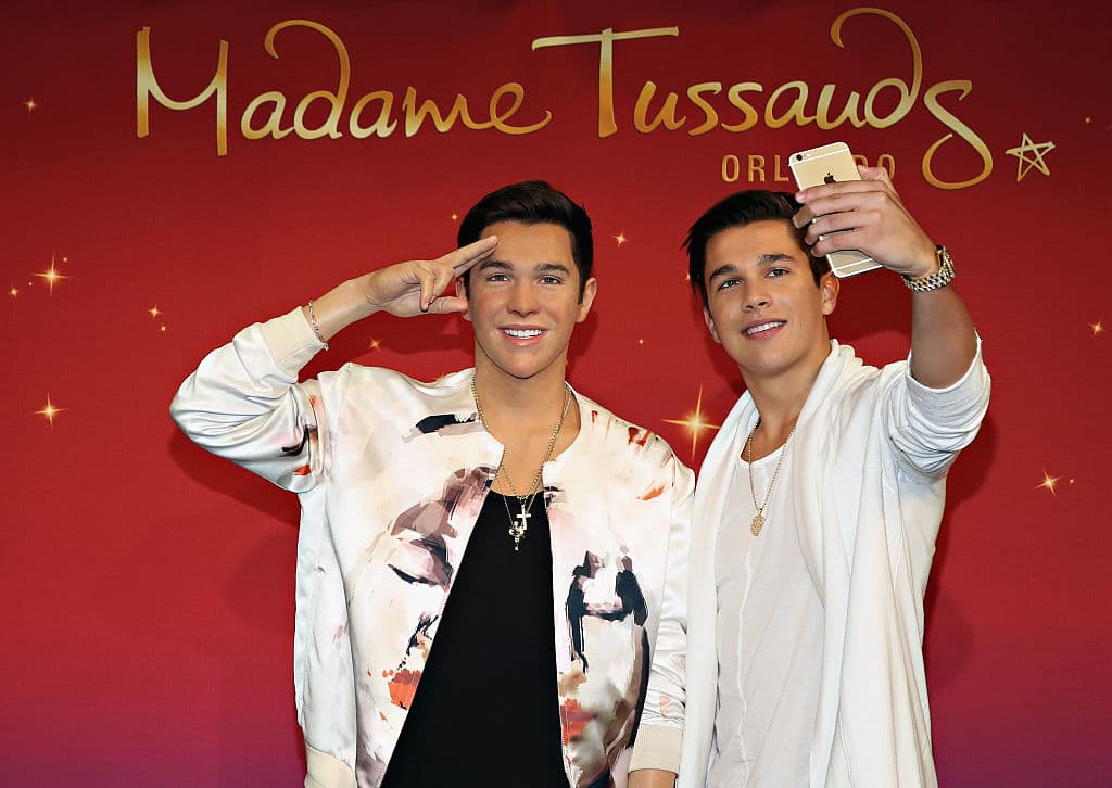 <b>Austin Mahone</b>
<br>La sensación estadounidense de la música pop tiene su propia escultura en Nueva York (en el museo Madame Tussauds); las facciones lucen tan idénticas que el cantante no se resistió a tomarse una foto a su lado.