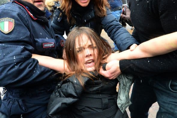 Un grupo de feministas italianas trató de abalanzarse con los senos desnudos contra el exprimer ministro y magnate de las comunicaciones Silvio Berlusconi.