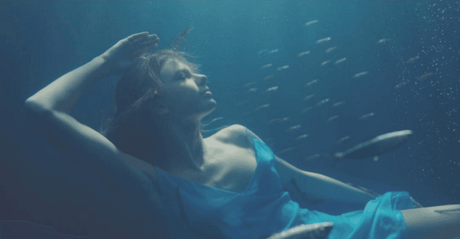 Taylor Swift arranca el año con nuevo video musical Out of The Woods.