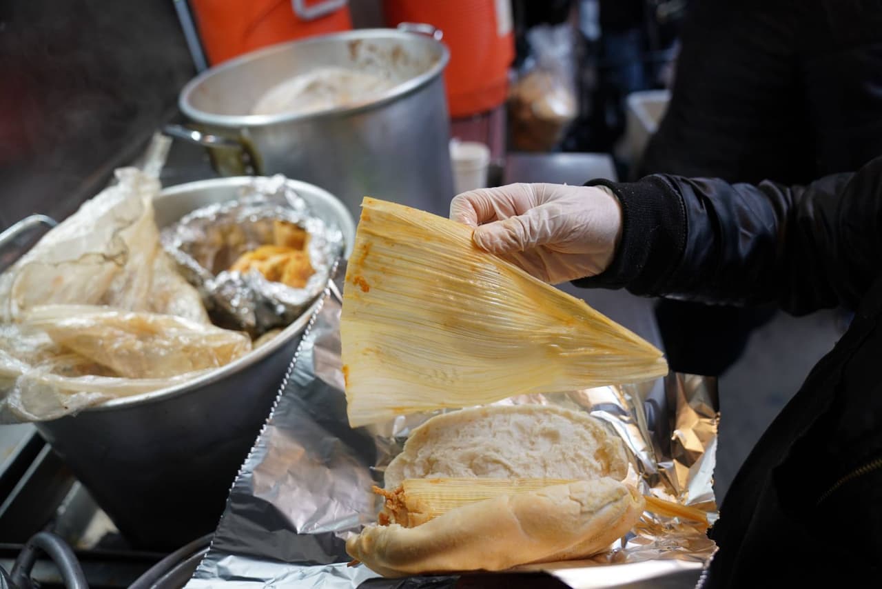 Los tamales, hechos con hoja de maíz o plátano, son uno de los platillos mexicanos más populares.