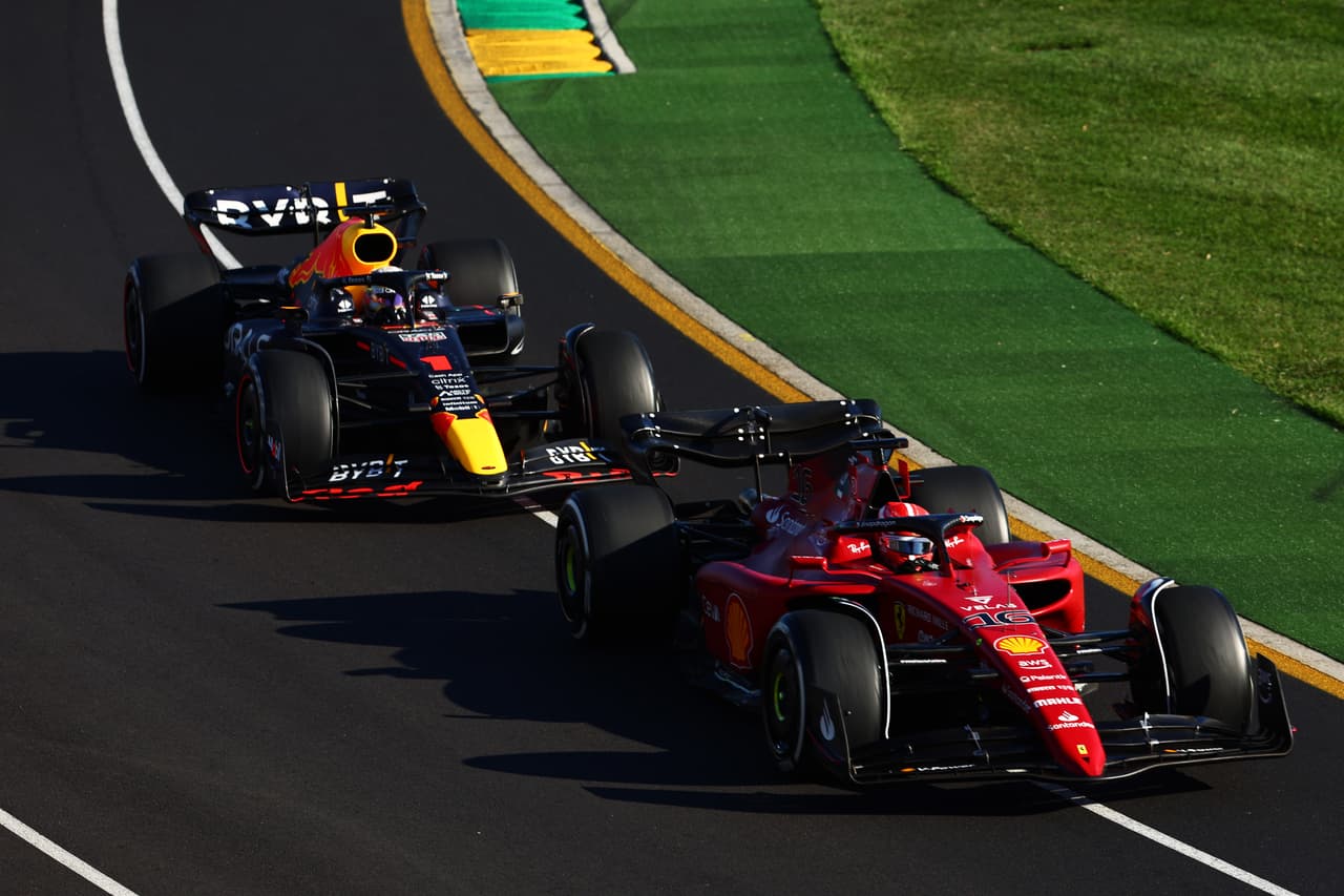 Charles Leclerc se llevó de punta a punta el GP de Melbourne en una extraordinaria carrera mientras que el mexicano Checo Pérez se trepó al podio seguido por George Russell. Max Verstappen quedó fuera por falla mecánica.