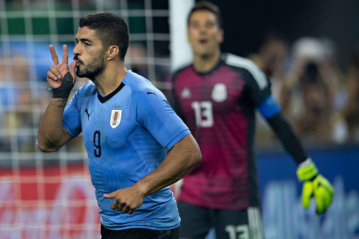 Con dos goles, el delantero Luis Suárez (izquierda) fue la figura de Uruguay en el 4-1 sobre México durante el partido amistoso disputado en Houston, Texas.