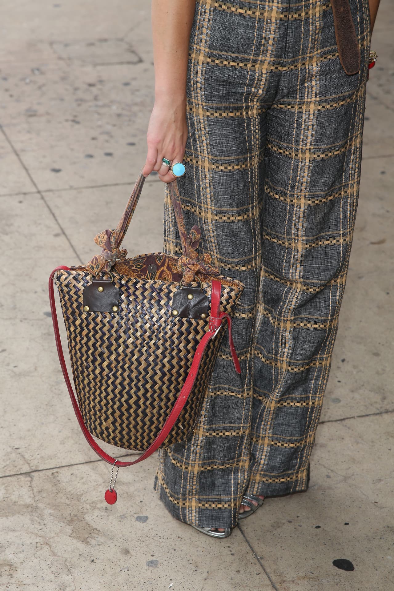 6. Bolsos tejidos tipo canasto: Contrario a lo pensado, los bolsos de tejido natural no son exclusivos para la playa. Avistadas en las colecciones de Salvatore Ferragamo, Michael Kors y Kate Spade, estos accesorios de mano prometen añadir frescura a tu atuendo sin dejar de lucir chic.